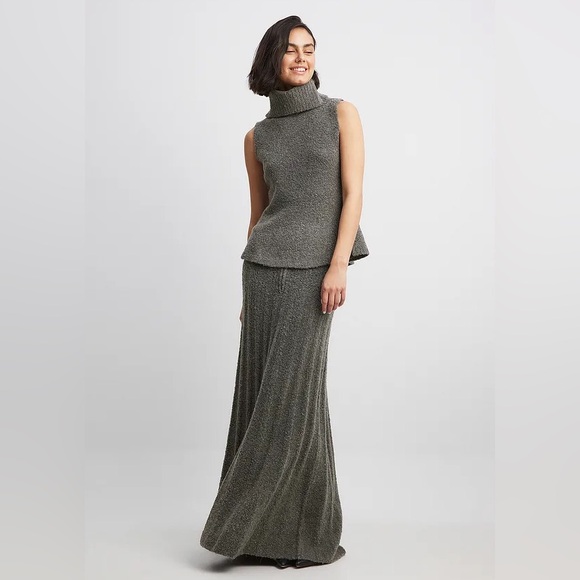 NA-KD 4 Piece - Grey Knitted V-Neck Sweater, Turtleneck Top, Scarf, & Maxi Skirt - Picture 12 of 16